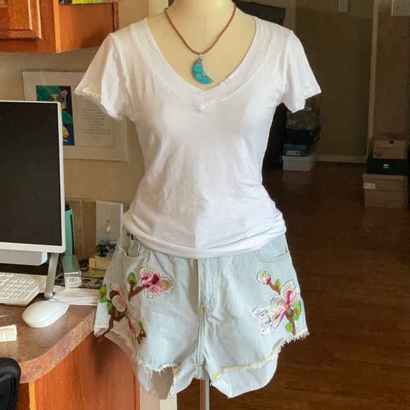 ETWO Jean Shorts with Pink Embroidered Flowers Size L, Preowned - Picture 2 of 13